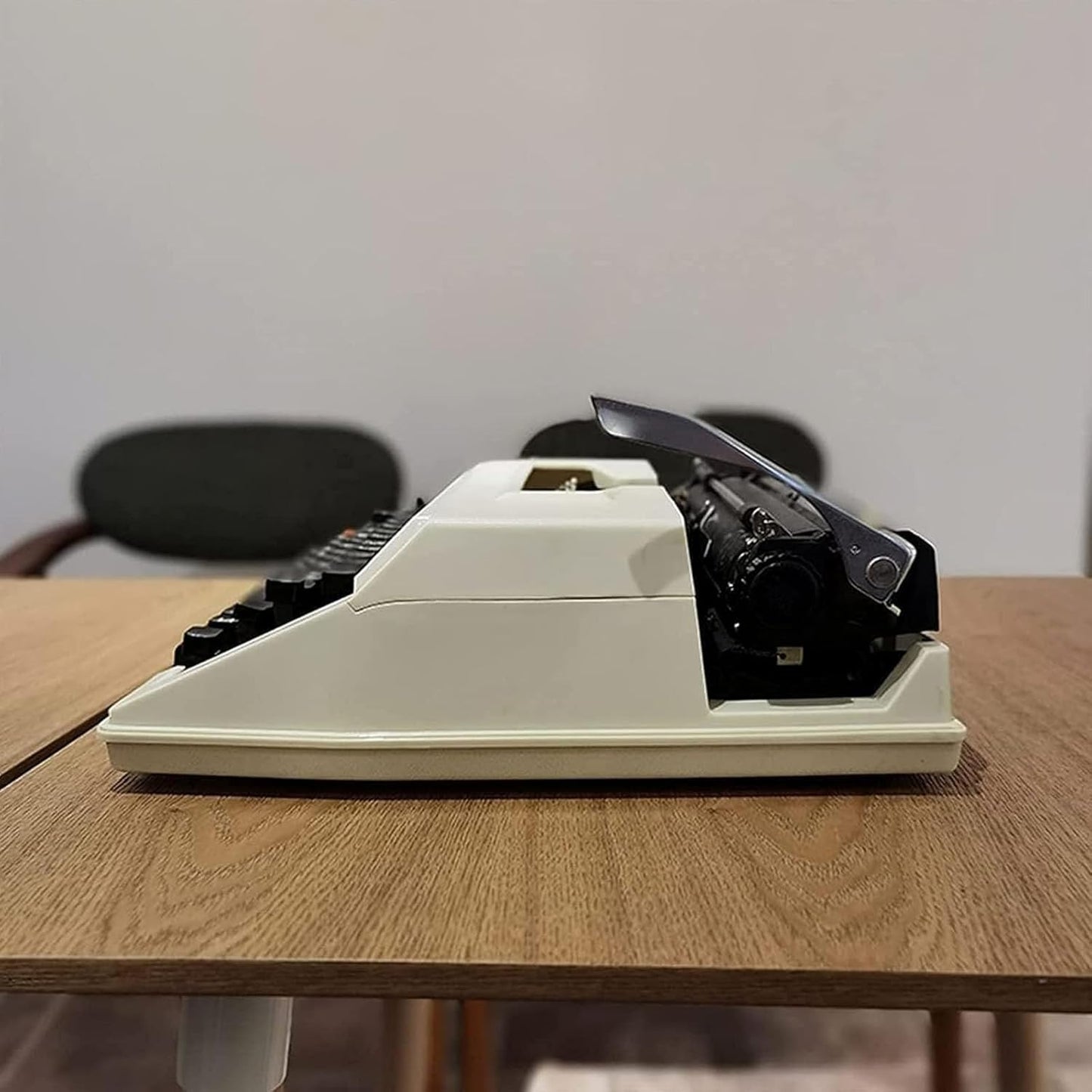 Classic Portable Manual Typewriter - User-Friendly Design - Comes with Ribbon Set - Model KK321